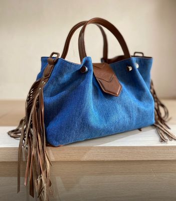 Bolsa Ilka de mezclilla modelo Uma con flecos en café