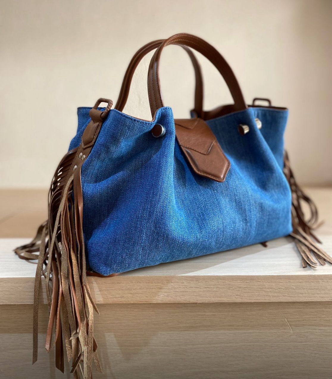 Bolsa Ilka de mezclilla modelo Uma con flecos en café