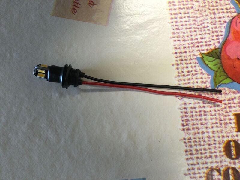 Led Pilot Lampje  met fitting. 12v AC/DC (geen polariteit) warm wit T10. Past ook in de kilometerteller.