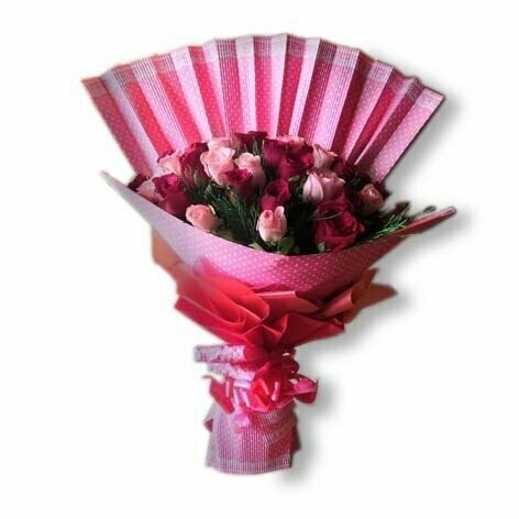 24 Pink and red mixed roses bouquet
