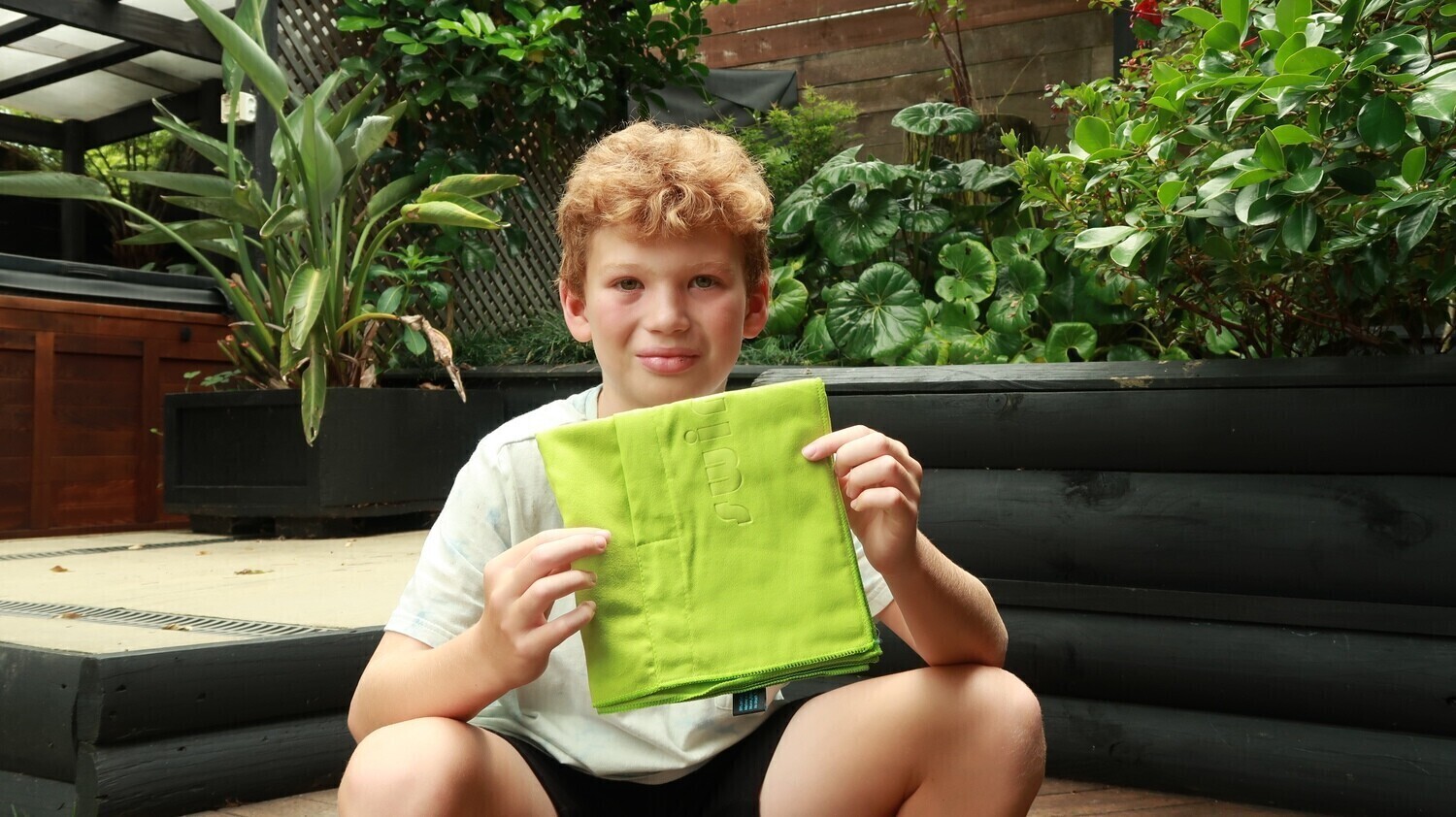 Sports Towel Lime Green 80x40cm waterproof zipped pkt