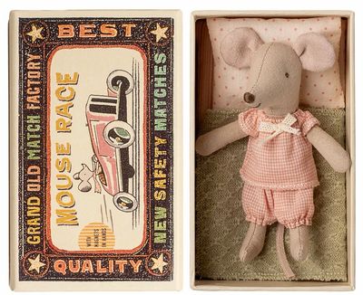 Kleine Schwester Maus in Streichholzschachtel
