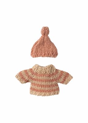 Strickpullover und Mütze, große Schwester