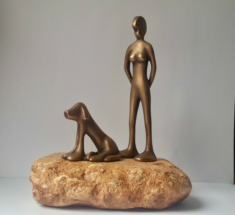 Das Bild zeigt  die Bronzeskulptur Friendsgirl mit dem Friendshund montiert auf einem Steinsockel von Bildhauer Oliver Pohl.
