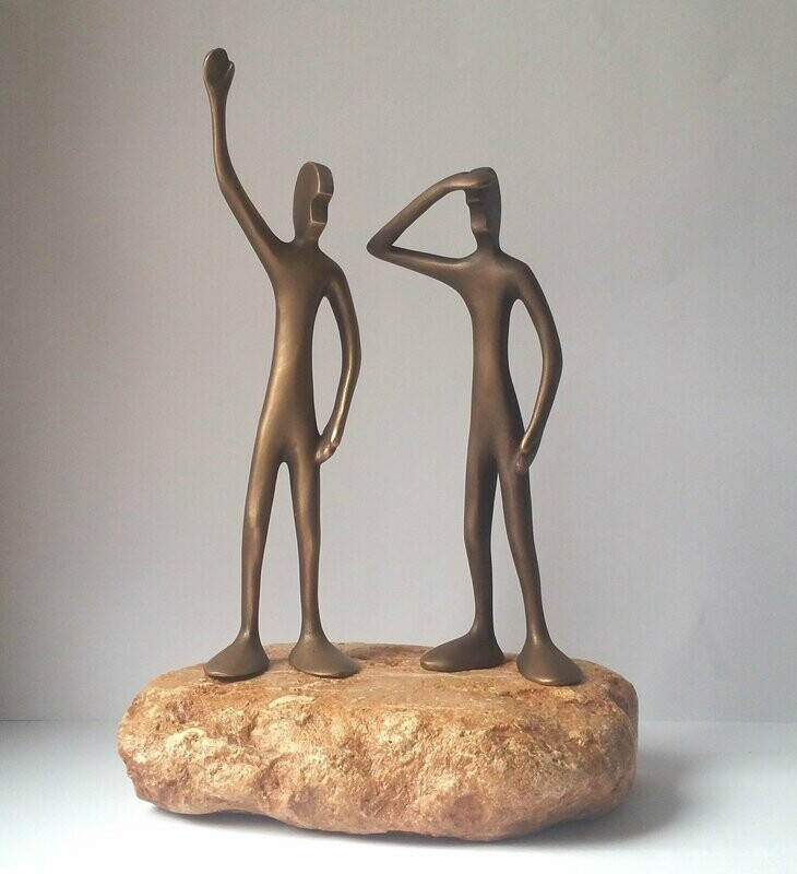 Das Bild zeigt  zwei Bronzeskulpturen "Friends mit Steinsockel" von Bildhauer Oliver Pohl aus Haste im Schaumburger Land.