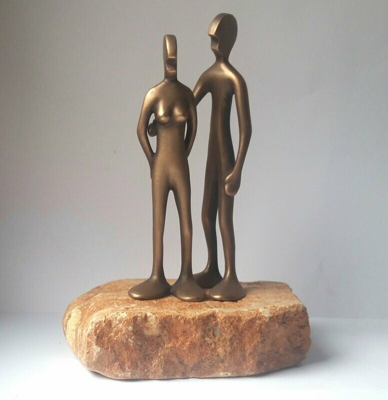 Das Bild zeigt  zwei Bronzeskulpturen, dass Friendsgirl mit Friend montiert auf einem Steinsockel von Bildhauer Oliver Pohl.