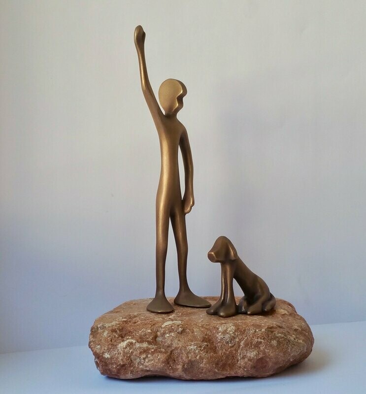 Das Bild zeigt  die Bronzeskulptur winkender Friend mit dem Friendshund auf einem Steinsockel von Bildhauer Oliver Pohl.