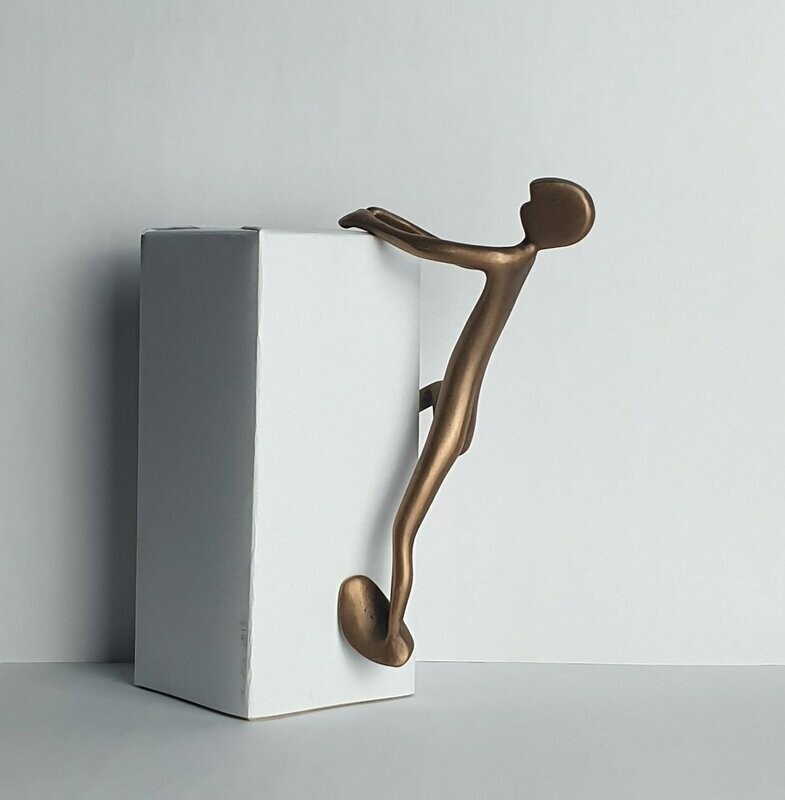 Das Bild zeigt  die Bronzeskulptur "Kleiner kletternder Friend" von Bildhauer Oliver Pohl aus Haste bei Wunstorf.