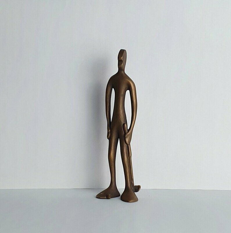 Das Bild zeigt  die Bronzeskulptur "Kleiner golfspielender Friend" von Bildhauer Oliver Pohl aus Haste.