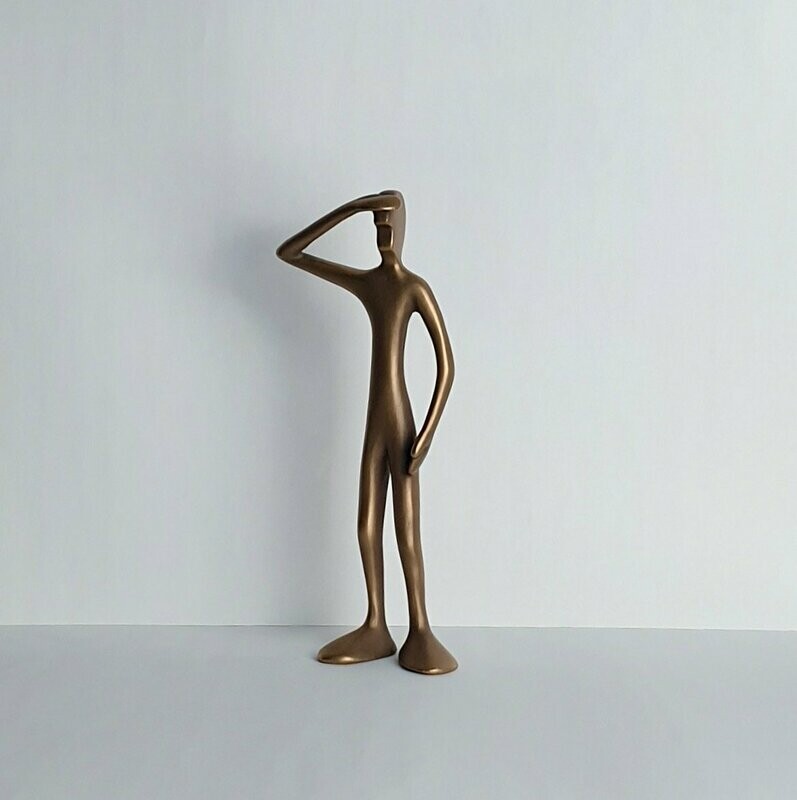 Das Bild zeigt  die Bronzeskulptur "Kleiner stehender Friend " aus Bronze von Bildhauer Oliver Pohl aus Haste bei Wunstorf.