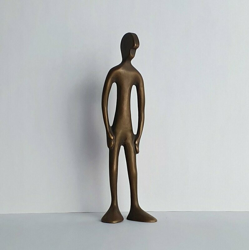 Das Bild zeigt  die Bronzeskulptur "Kleiner stehender Friend" von Bildhauer Oliver Pohl aus Haste bei Wunstorf.