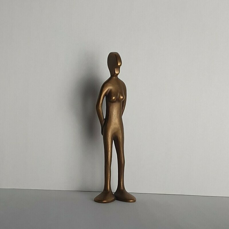 Das Bild zeigt  die Bronzeskulptur Friendsgirl  von Bildhauer Oliver Pohl aus haste bei Wunstorf.