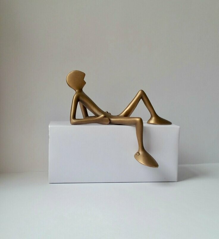 Das Bild zeigt  die Bronzeskulptur "Kleiner liegender Friend" von Bildhauer Oliver Pohl aus Haste im Schaumburger Land.