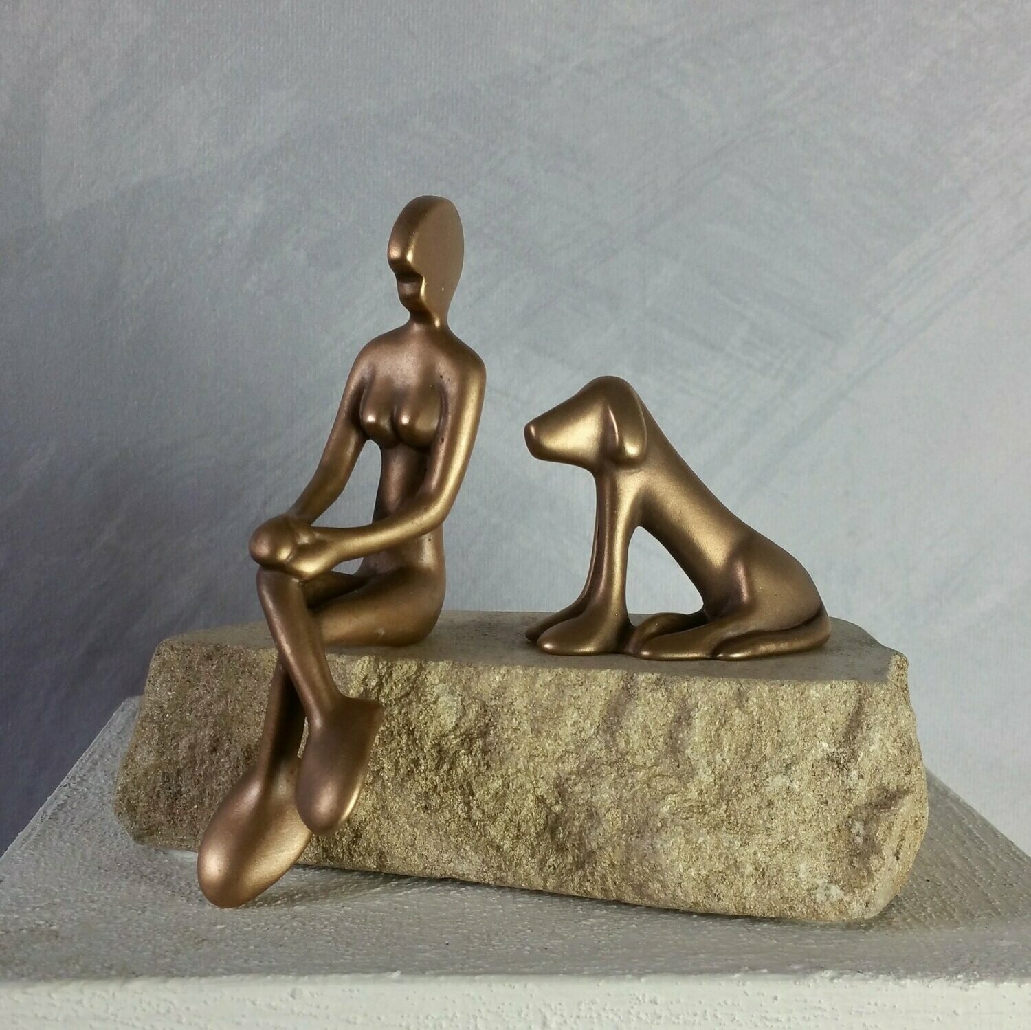 Das Bild zeigt  eine Bronzeskulptur "Friendsgirl mit Friendshund" von Bildhauer Oliver Pohl aus Haste im Schaumburger Land.