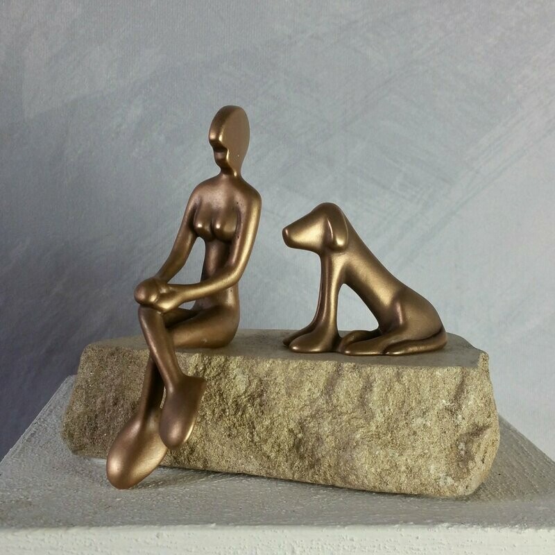 Das Bild zeigt  eine Bronzeskulptur "Friendsgirl mit Friendshund" von Bildhauer Oliver Pohl aus Haste im Schaumburger Land.