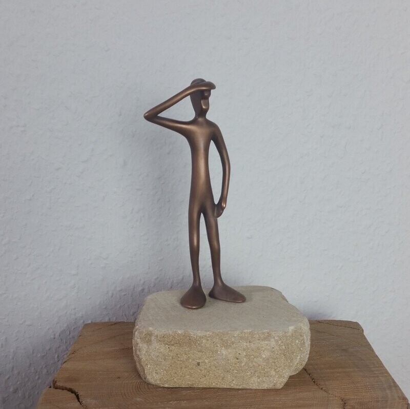 Das Bild zeigt  die Bronzeskulptur "Kleiner stehender Friend  mit Steinsockel" von Bildhauer Oliver Pohl aus Haste.
