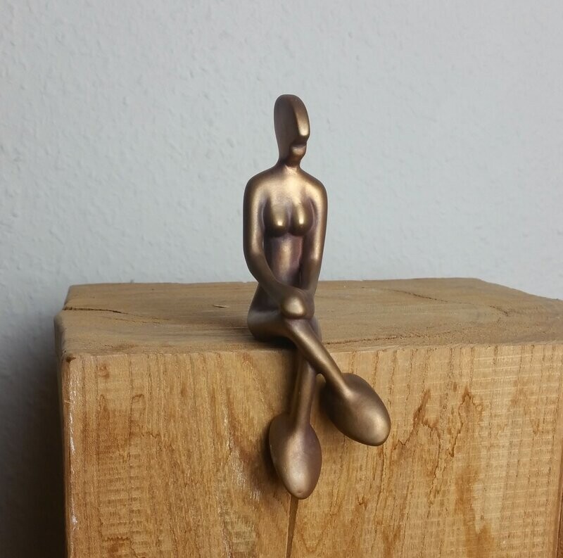 Das Bild zeigt  die Bronzeskulptur "Kleines Friendsgirl" von Bildhauer Oliver Pohl aus Haste im Schaumburger Land.