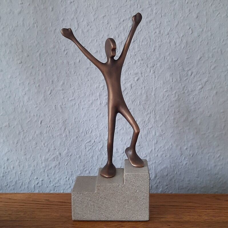 Das Bild zeigt  die Bronzeskulptur Friend als Sieger auf einer Steintreppe von Bildhauer Oliver Pohl aus Haste bei Wunstorf.