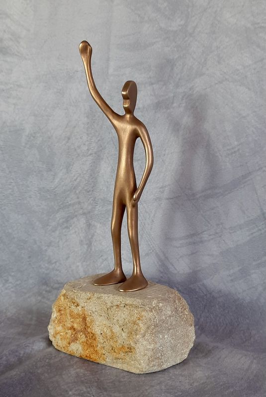Kleine Bronzefigur FRIEND winkend auf einem Steinsockel von Bildhauer Oliver Pohl aus Haste bei Hannover.