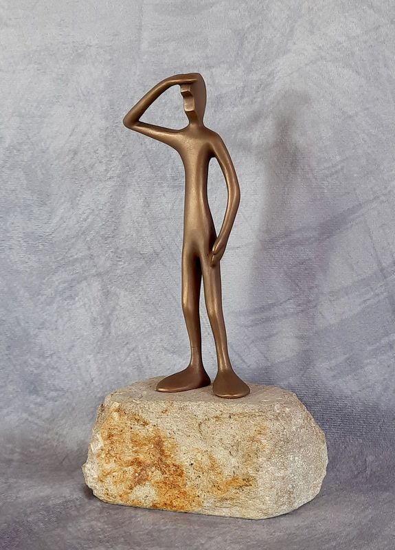 Das Bild zeigt  die Bronzeskulptur "Kleiner stehender Friend  mit Steinsockel" von Bildhauer Oliver Pohl aus Haste.