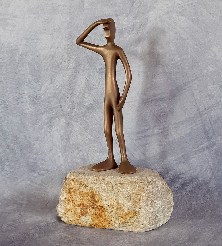 Bronzeskulptur "FRIEND No 1 in die Ferne schauend mit Steinsockel" von Bildhauer Oliver Pohl aus Haste im Schaumburger Land