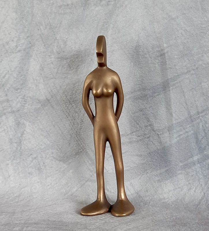 Bronzeskulptur "Friendsgirl  No 10 stehend" von Bildhauer Oliver Pohl aus Haste bei Wunstorf.