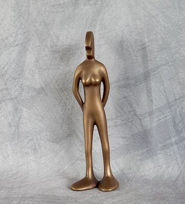 Bronzeskulptur "Friendsgirl  No 10 stehend" von Bildhauer Oliver Pohl aus Haste bei Wunstorf.
