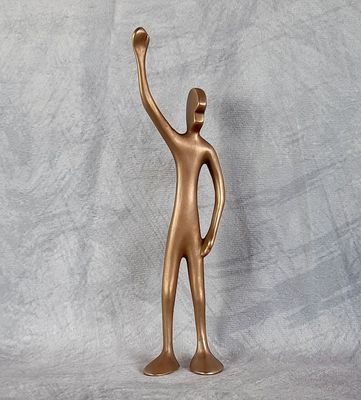Bronzefigur FRIEND No 7 stehend und winkend von Bildhauer Oliver Pohl aus Haste im Schaumburger Land