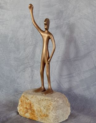 FRIEND No 7, 'winkend' mit Steinsockel Bronzeskulptur "FRIEND No 7 stehend und winkend" von Bildhauer Oliver Pohl aus Haste im Schaumburger Land