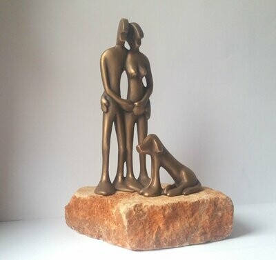 'Absolute Hundeliebe', FRIENDspaar No 12 mit No 14 und Steinsockel Das Bild zeigt die Bronzefiguren Friendspaar und Friendshund auf einem roten Stein montiert, Titel "Absolute Hundeliebe".