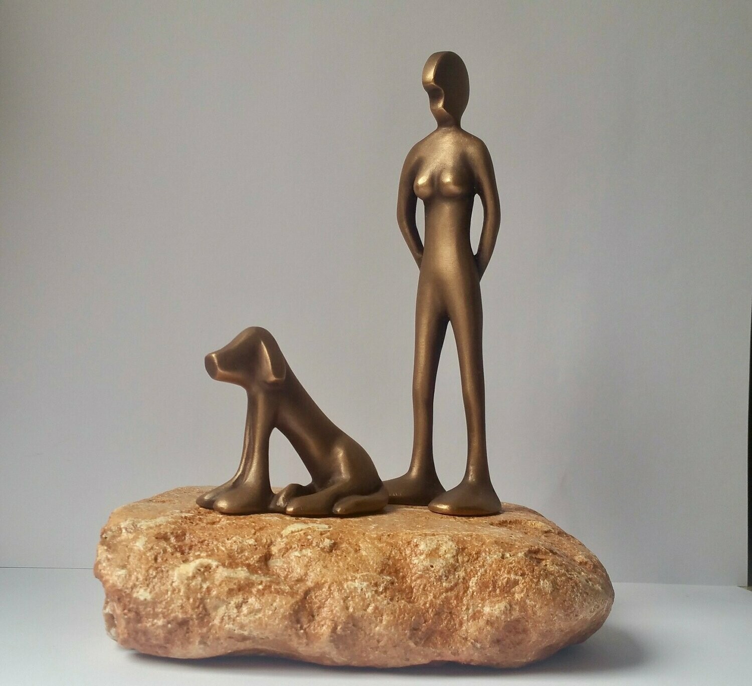 'Echte Hundeliebe' No 10 und No 14 Das Bild zeigt die Bronzeskulptur Friendsgirl mit dem Friendshund montiert auf einem Steinsockel von Bildhauer Oliver Pohl.