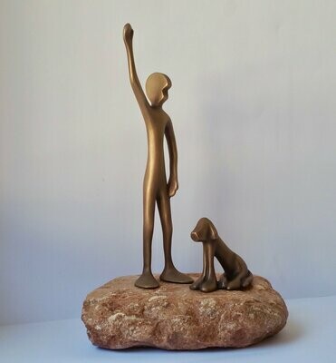 Das Bild zeigt  die Bronzeskulptur winkender Friend mit dem Friendshund auf einem Steinsockel von Bildhauer Oliver Pohl.