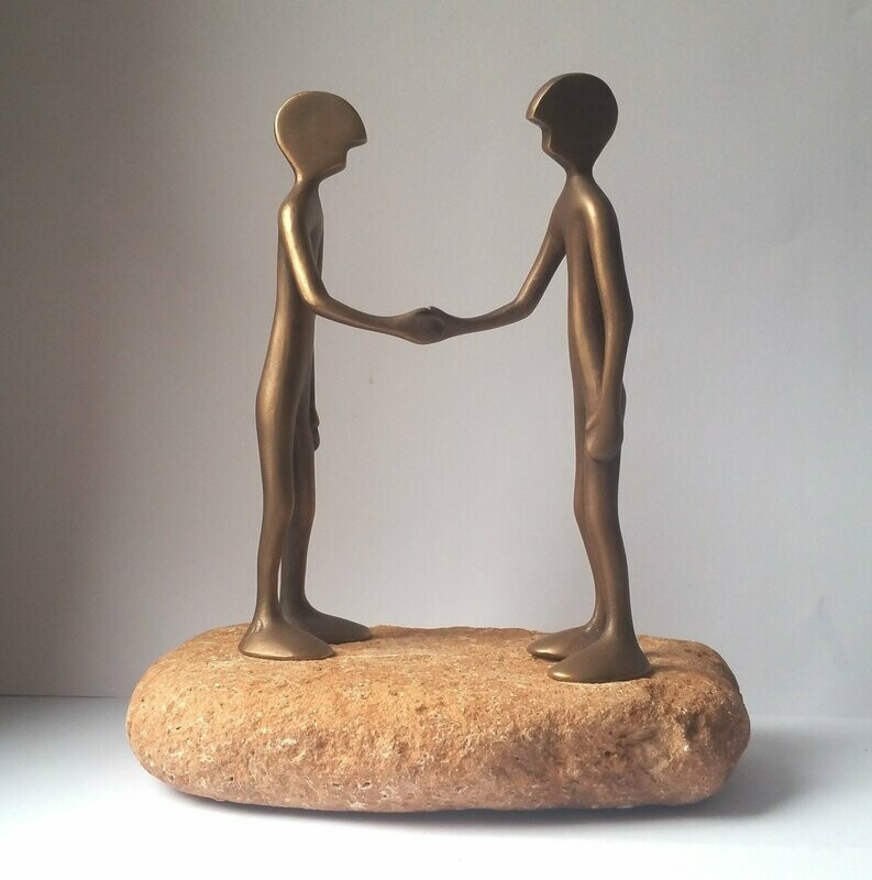 'Shake hands', 2 x FRIEND No 15 mit Stein Das Bild zeigt zwei händeschüttelnder Friends aus Bronze von Bildhauer Oliver Pohl aus Haste bei Wunstorf.