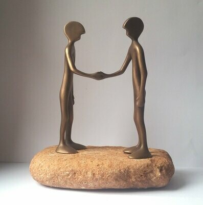 'Shake hands', 2 x FRIEND No 15 mit Stein Das Bild zeigt zwei händeschüttelnder Friends aus Bronze von Bildhauer Oliver Pohl aus Haste bei Wunstorf.
