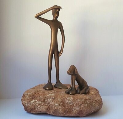 'Totale Hundeliebe', FRIENDs No 1 und 14 mit Stein Das Bild zeigt eine Bronzeskulptur "Friends mit Friendshund" von Bildhauer Oliver Pohl aus Haste im Schaumburger Land.