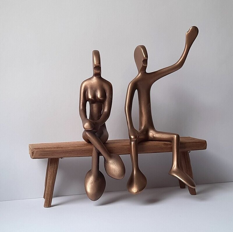 'Wenn das nicht Liebe ist...' Das Bild zeigt zwei Bronzeskulpturen "Friendsgirl mit Friend auf einer Bank sitzend" von Bildhauer Oliver Pohl aus Haste.