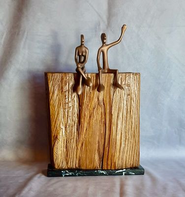 'Unikat-Sockel aus Ulmenholz mit dem Traumpaar FRIEND No 2 und No 11' Das Bild zeigt zwei Bronzeskulpturen "Friendsgirl mit Friend winkend" von Bildhauer Oliver Pohl aus Haste.