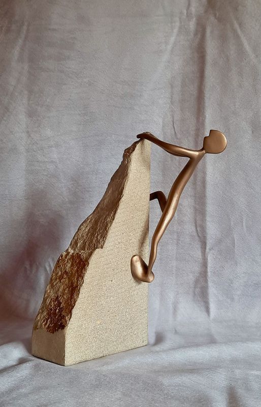 FRIEND No 4, 'Kletterer -Berggrüße pur' Das Bild zeigt die Bronzeskulptur "Kleiner kletternder Friend" von Bildhauer Oliver Pohl aus Haste.