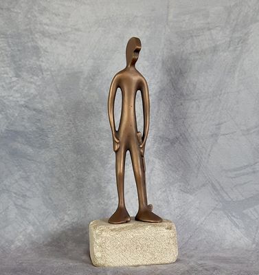 FRIEND No 8 als Pokal, 'Golfer mit Steinsockel' Bronzeskulptur "Golfspielender Friend mit Steinsockel als Pokal" von Bildhauer Oliver Pohl aus Haste im Schaumburger Land