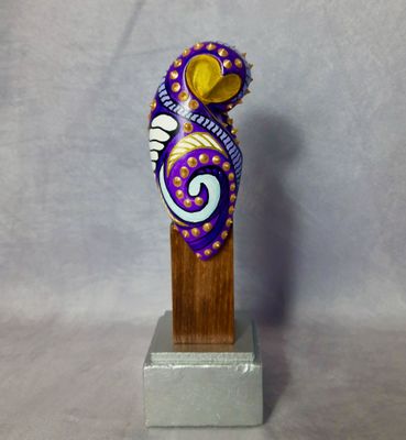 Kleine lila Eulenskulptur