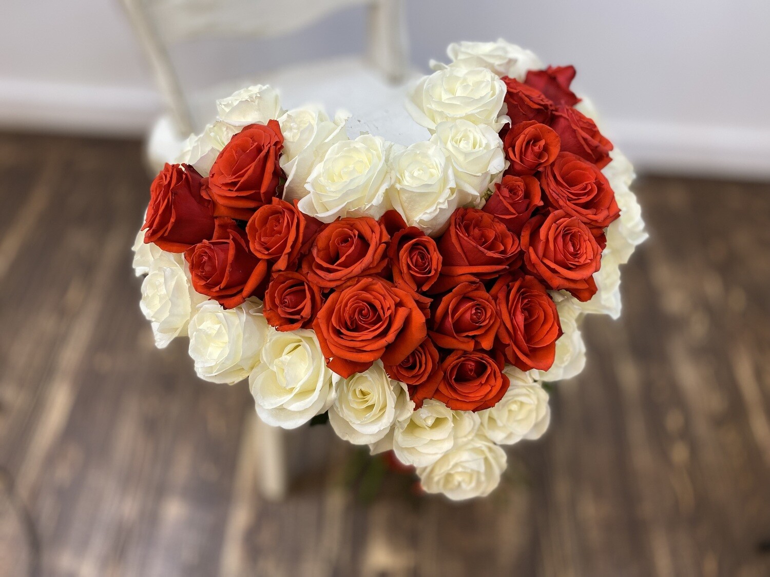 Baltų ir raudonų rožių puokštė „Širdis“