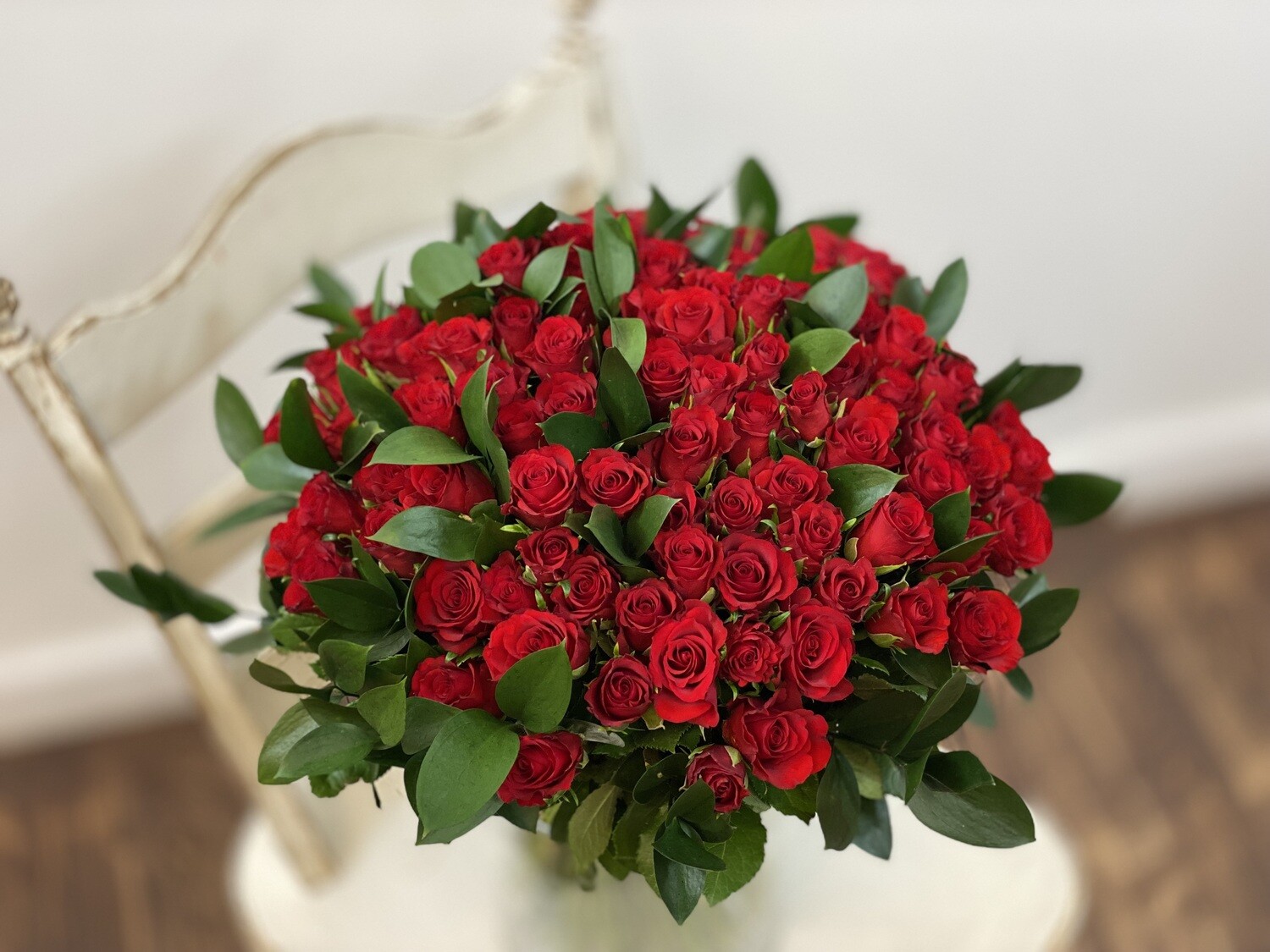 Raudonų rožių puokštė su žaluma