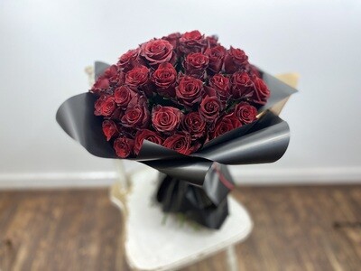 Raudonų rožių puokštė „Dama“