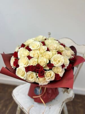 Baltų ir raudonų rožių puokštė „Jausmų jūra"