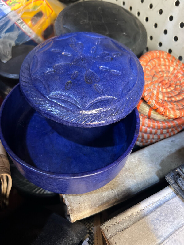 Petite boîte à bijoux en simili cuir bleu