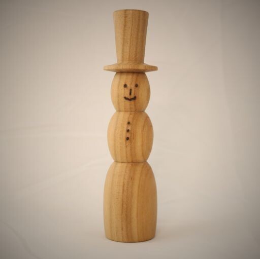 gedrechselter Schneemann aus Kirschholz von Twinwood
