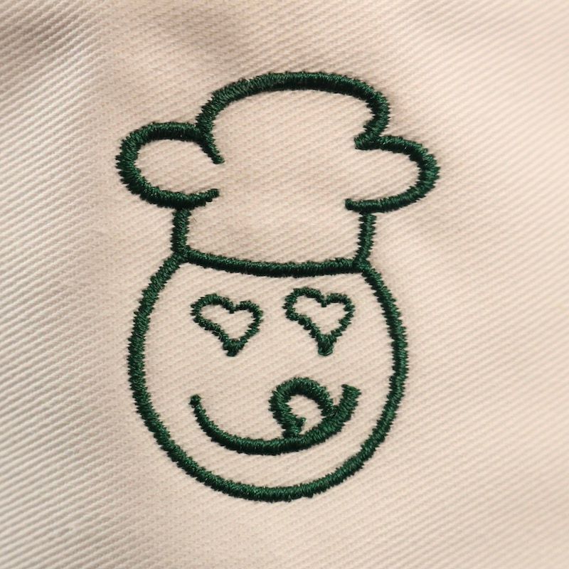 weiße Kochmütze mit gesticktem Lecker-Eifel Logo