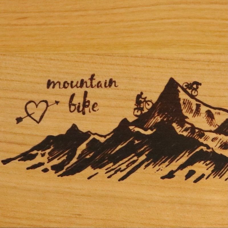 Holzbretchen mit gebranntem Mountainbike Motiv aus Kirchholz