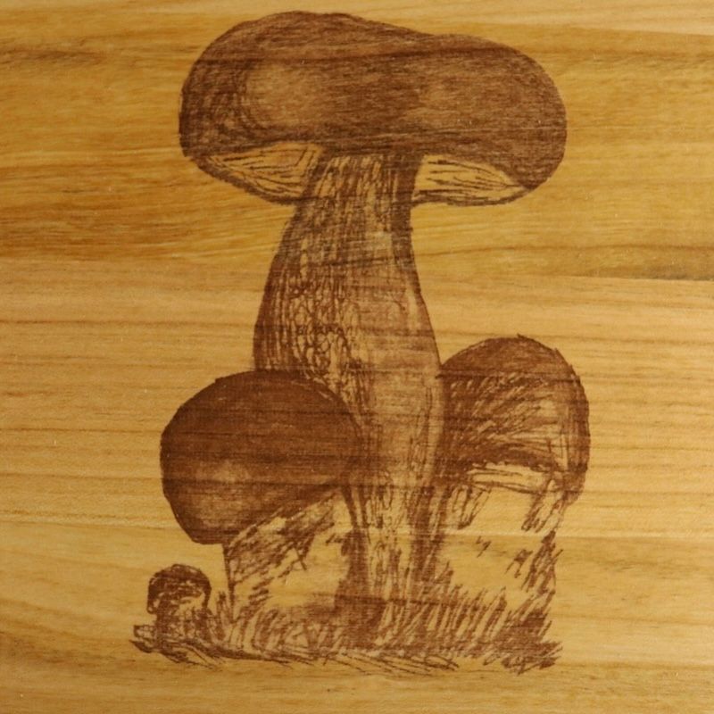 Holzschneidebrett aus Kirschholz mit eingebranntem Pilzmotiv