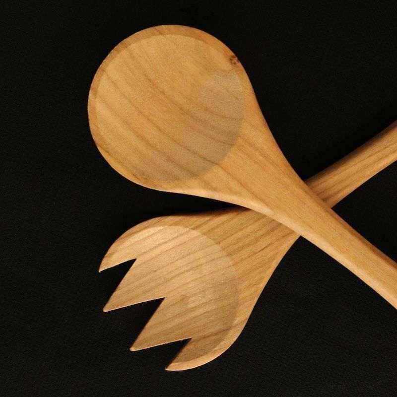 Salatbesteck aus geöltem Kirschholz mit eingebranntem Lecker-Eifel Logo